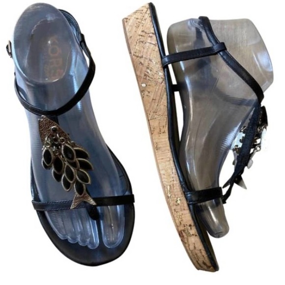 KORS Michael Kors Shoes - KORS MICHAEL KORS LEATHER ARTICULATED FISH 1" Platform SANDALS woman's size 9
